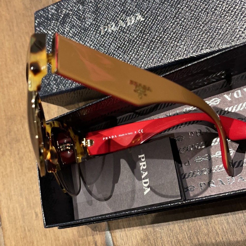 Prada sunglasses - Picture 5 of 9